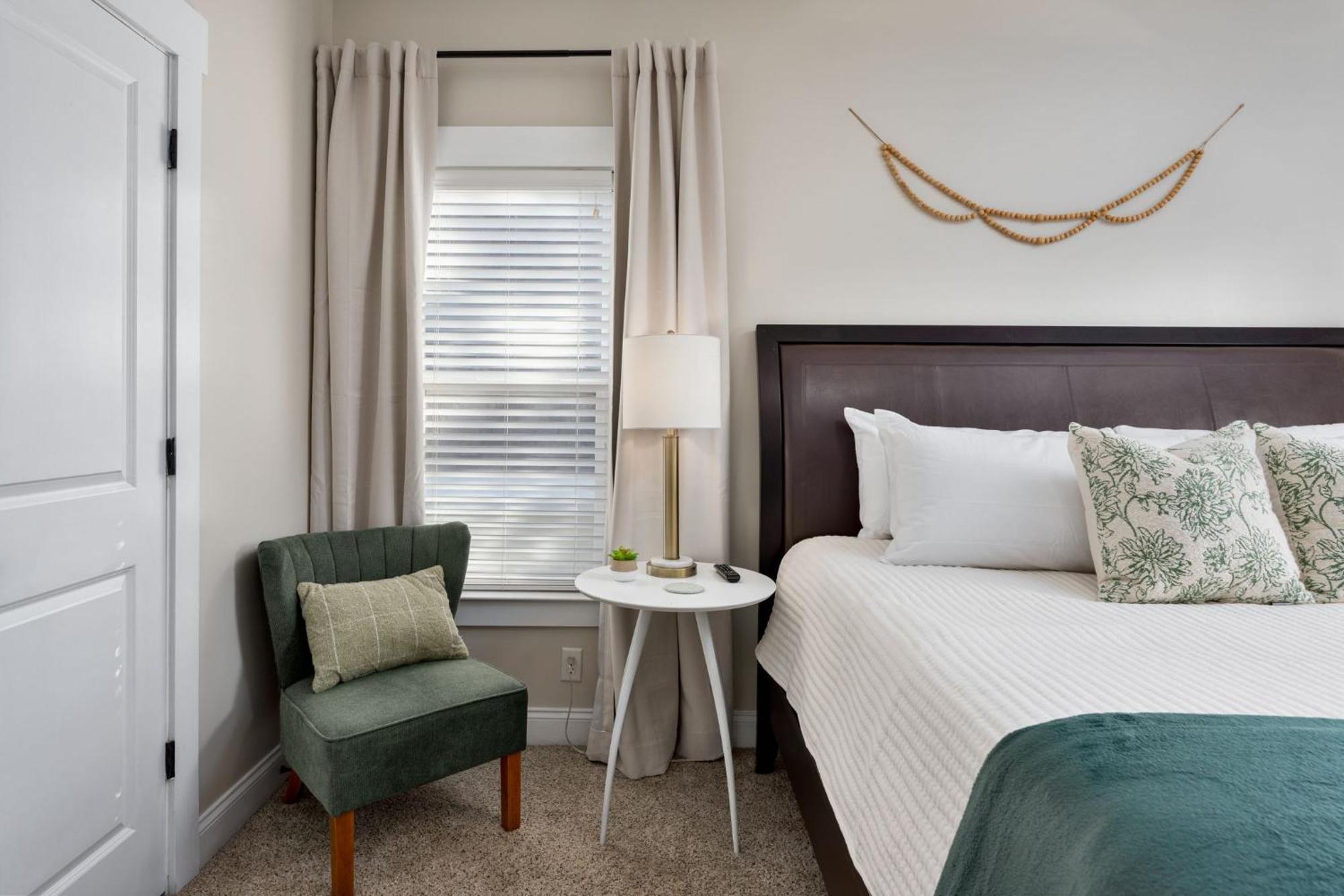 Downtown ~ Pet Friendly Holiday home