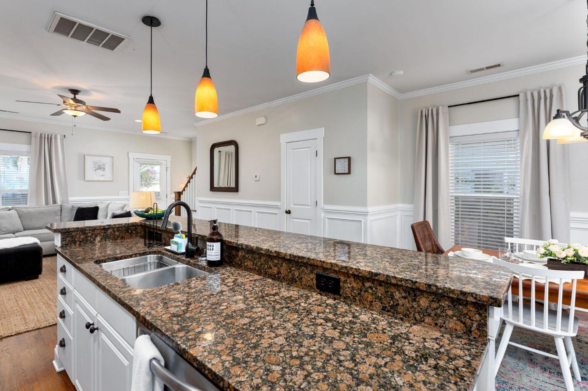 Downtown ~ Pet Friendly Holiday home