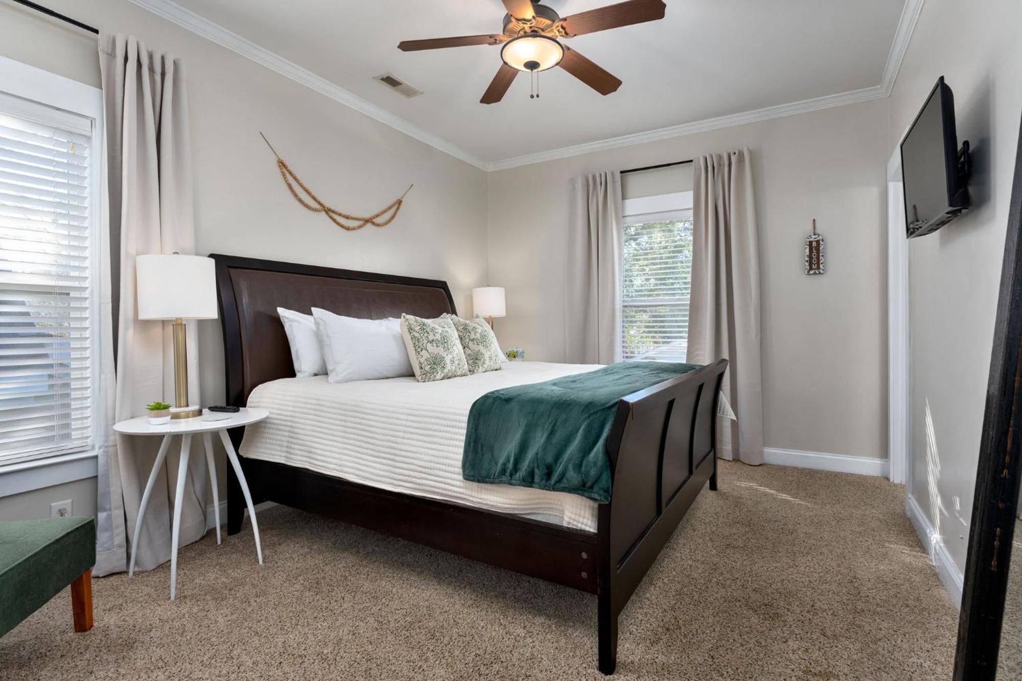 Holiday home Downtown ~ Pet Friendly *