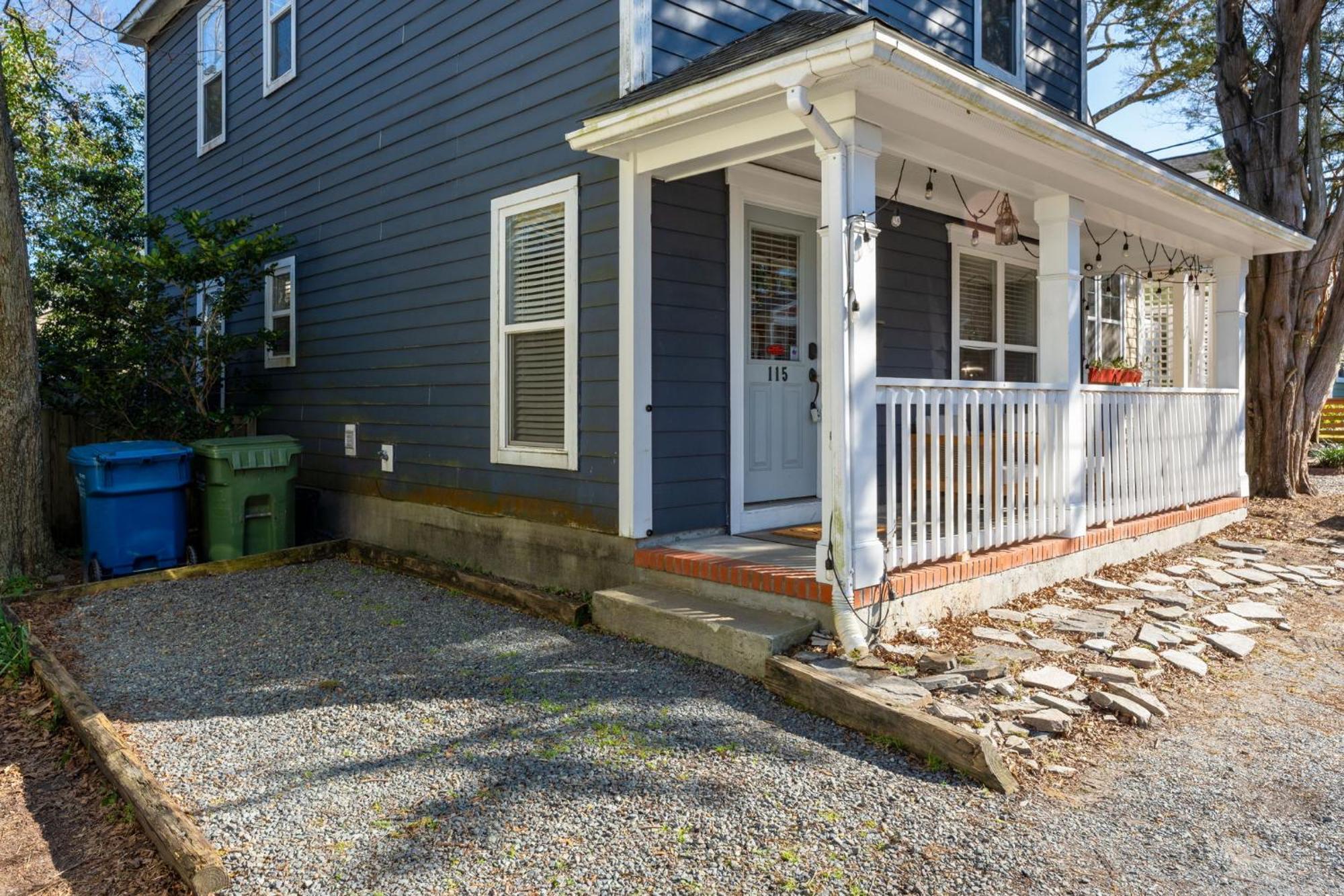 Downtown ~ Pet Friendly Holiday home